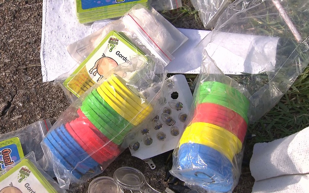 Brinquedos pedagógicos novos misturados a lixo descartado em frente a escola em Ceilândia, no Distrito federal (Foto: TV Globo/Reprodução)