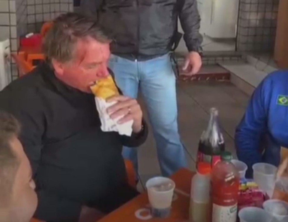 Bolsonaro parou em uma pastelaria para comer em Guarujá — Foto: Reprodução