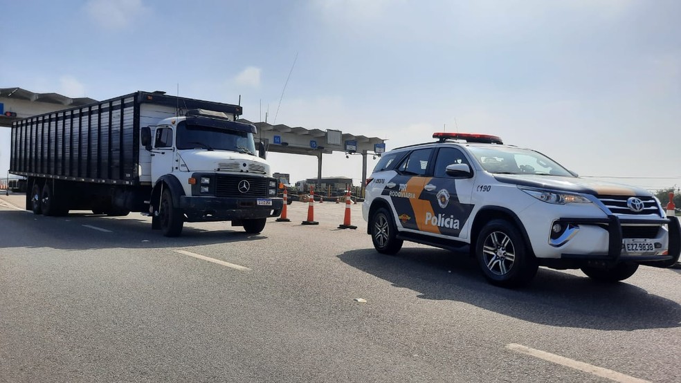 Caminhão boiadeiro com drogas foi abordado na Rodovia Castello Branco, em Boituva — Foto: Polícia Rodoviária/Divulgação