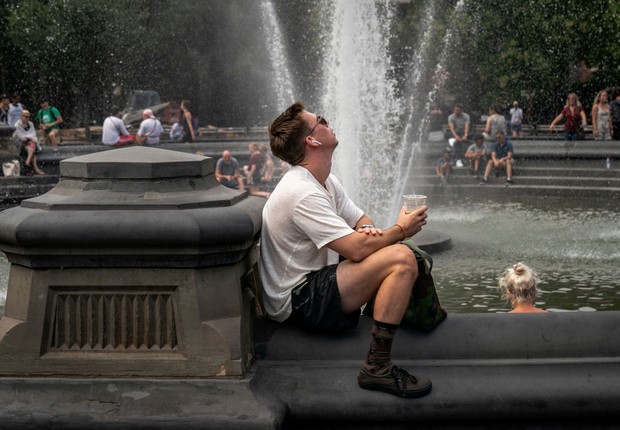 Pessoas se refrescam do calor em Nova York (Foto:  Drew Angerer/Getty Images)