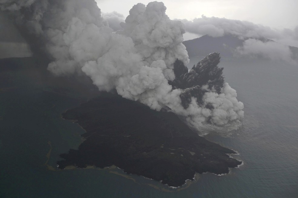 Imagem aÃ©rea mostra erupÃ§Ã£o do vulcÃ£o Anak Krakatau na IndonÃ©sia â€” Foto: Nurul Hidayat/Bisnis Indonesia via AP
