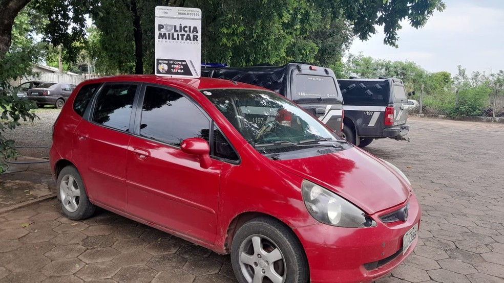 Veículo onde trio estava era furtado, segundo a PM.  — Foto: Polícia Militar/Cedida