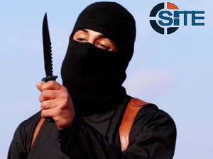O militante mascarado conhecido como jihadista John, identificado como Mohammed Emwazi, é visto em frame de vídeo de 2014 (Foto: SITE Intel Group/Handout via Reuters )
