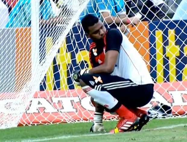 Espiadinha: Felipe vira de costas para pênalti antes de cobrança de Hernane