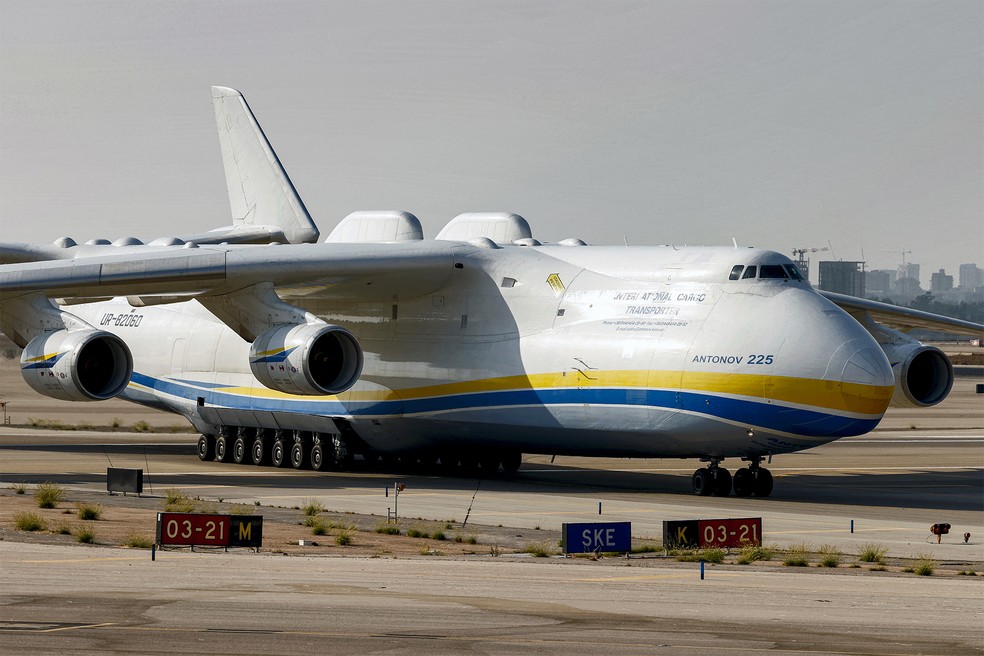 Foto tirada em 3 de agosto de 2020 da aeronave de carga aérea estratégica Antonov An-225 Mriya, de fabricação soviética, o maior avião de carga do mundo, ao pousar no Aeroporto Internacional Ben Gurion de Israel em Lod, a leste de Tel Aviv — Foto:  Jack Guez/AFP/Arquivo