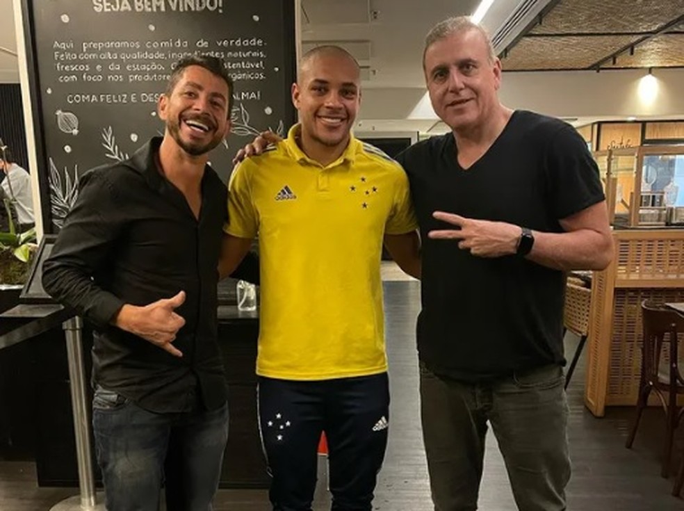 Vitor Roque com seus agentes Ehler Pessoa e André Cury em 2022 — Foto: Reprodução/ Instagram