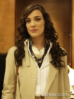 Adriana Birolli mostra o visual sofisticado da jovem Maria Marta (Foto: Fábio Rocha/TV Globo)