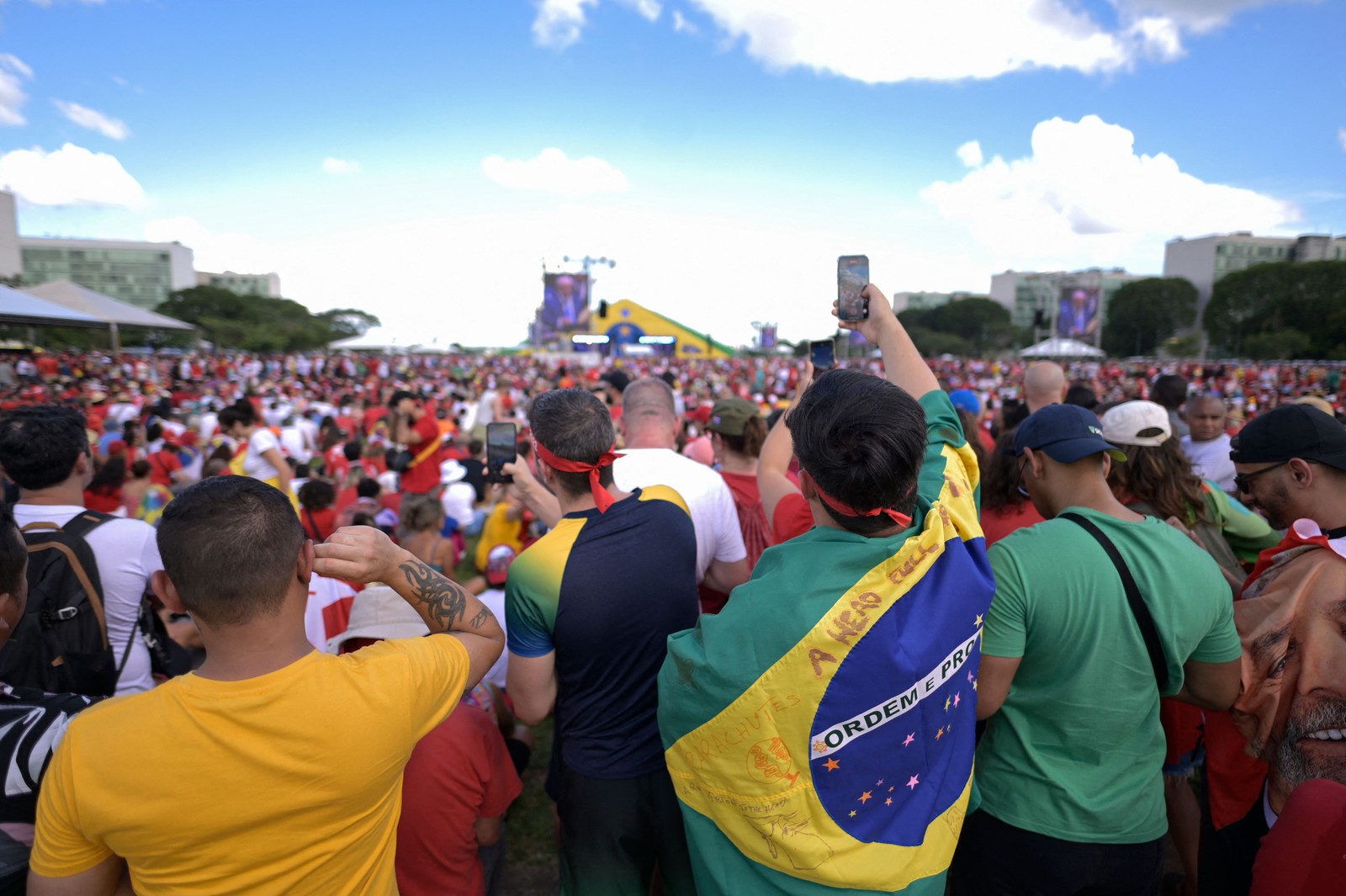 Apoiadores de Lula assistem a discurso do presidente eleito durante cerimônia de posse em Brasília — Foto: Douglas Magno / AFP