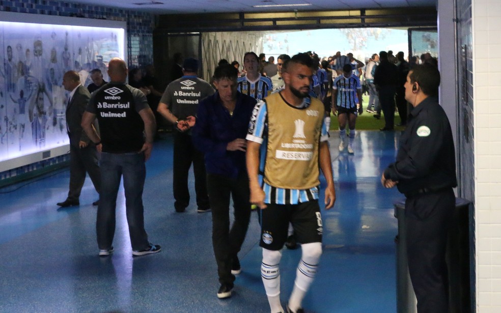 Renato e Maicon passam cabisbaixos pela zona mista da Arena â Foto: Eduardo Moura