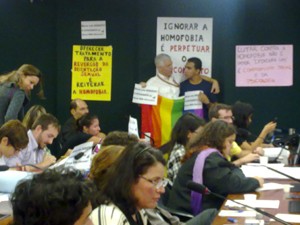 Manifestantes gays exibem cartazes contra o projeto na Câmara (Foto: Rafael dos Santos/G1)