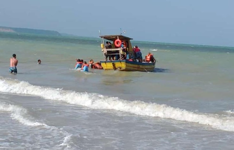 Embarcação resgatando vítimas de naufrágio de catamarã na Barra de Santo Antônio, AL — Foto: Isabela Costa/ Arquivo pessoal