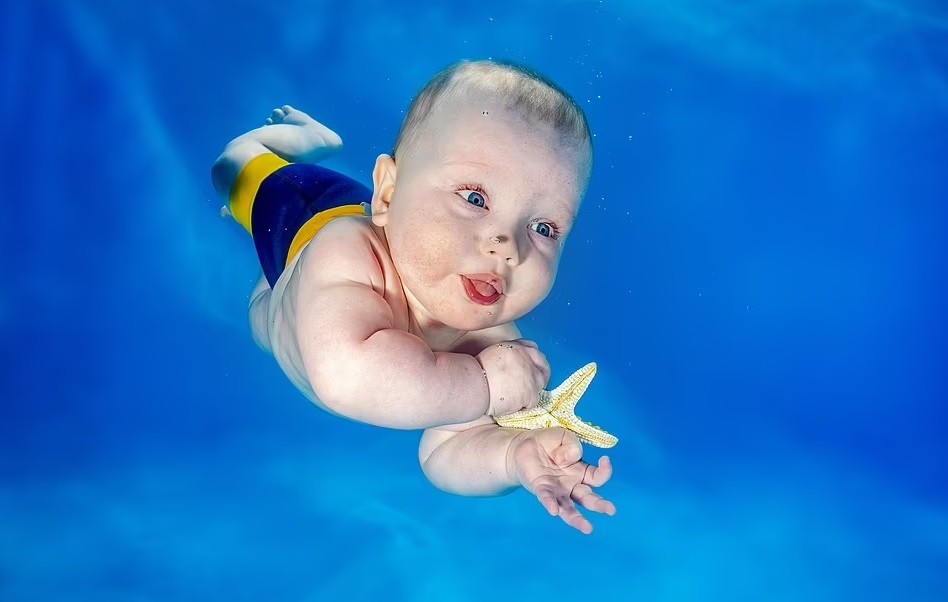 Os bebês adoram água porque lembra o útero (Foto: Starfish Underwater)