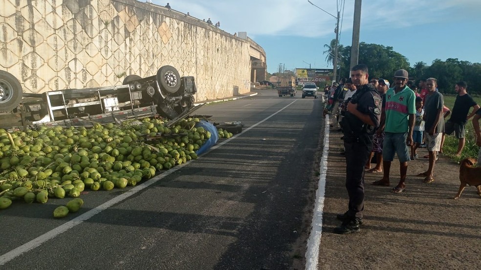 Caminhão carregado de coco caiu de cima de viaduto em Goianinha — Foto: Divulgação