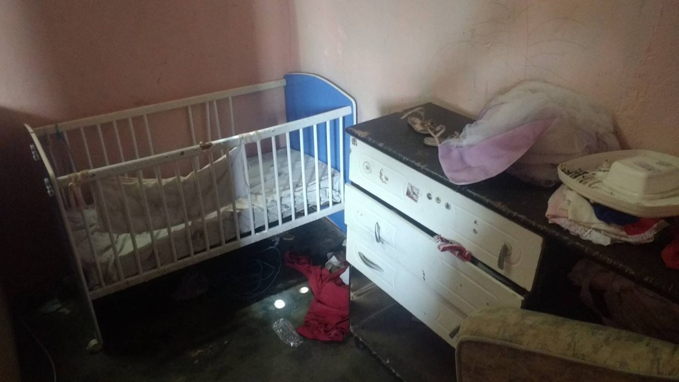 Crianças foram encontrados sozinhos em casa (Foto: Divulgação/Polícia Militar)