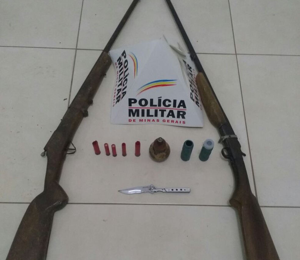 Armas foram levadas para a delegacia da cidade (Foto: Polícia Militar/Divulgação)