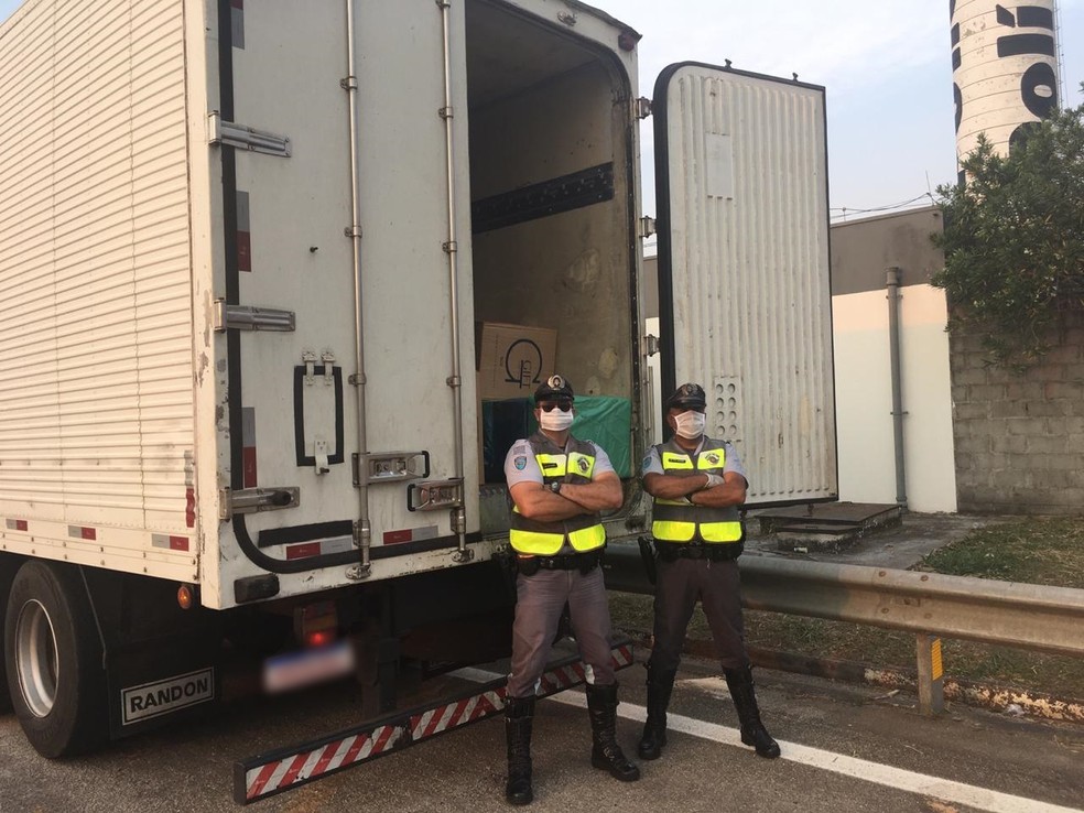 Caminhoneiro é preso por contrabando de cigarros em Tietê — Foto: Polícia Rodoviária/Divulgação