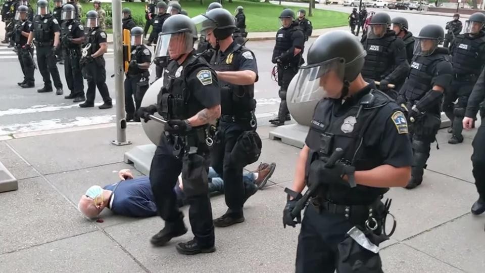 Martin Gugino, de 75 anos, sofre agressão durante protesto nos EUA, mas policiais não são indiciados (Foto: Reprodução WBFO)