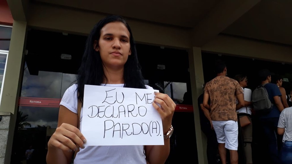 Elisama da Paixão foi surpreendida pela reprovação na cota racial da UFPE — Foto: Marina Meireles/G1