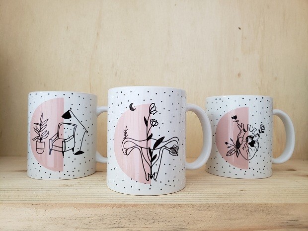 Um clássico, não poderia faltar opção de caneca nesta lista. Ou melhor, três. Estas são de porcelana e as ilustrações são feitas a quente. Podem ir à máquina de lavar e microondas. Do Mato, R$45,00. (Foto: Divulgação)