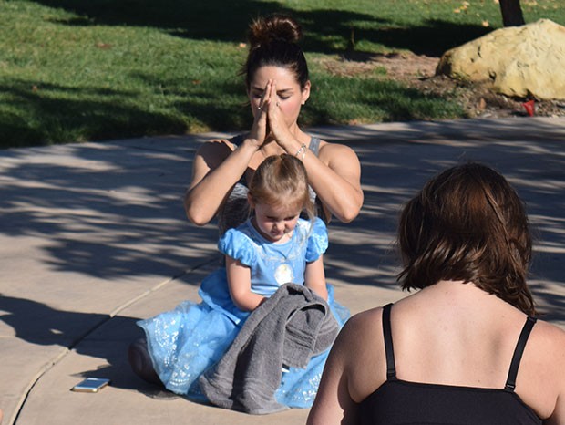 Fernanda Machado dá aula de yoga em um parque de Santa Barbara (Foto: Arquivo pessoal)
