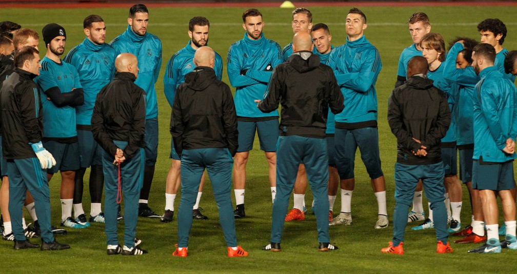 Zidane conversa com os jogadores no treino do Real Madrid (Foto: Yiannis Kourtoglou/Reuters)