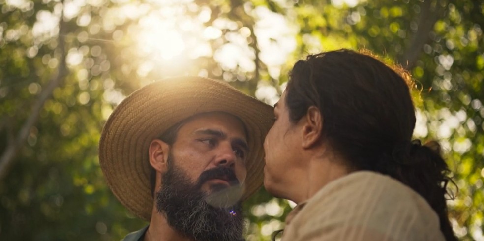 Em 'Pantanal', Alcides (Juliano Cazarré) pede para Bruaca (Isabel Teixeira) ficar com ele — Foto: Globo 