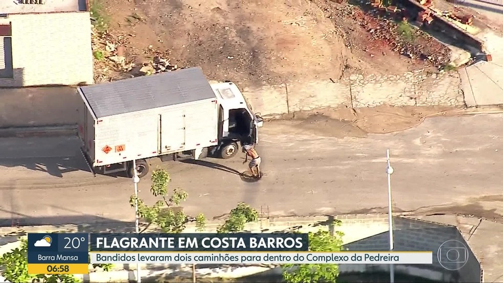 Bandido salta de caminhão roubado em comunidade da Zona Norte do Rio — Foto: Reprodução / TV Globo