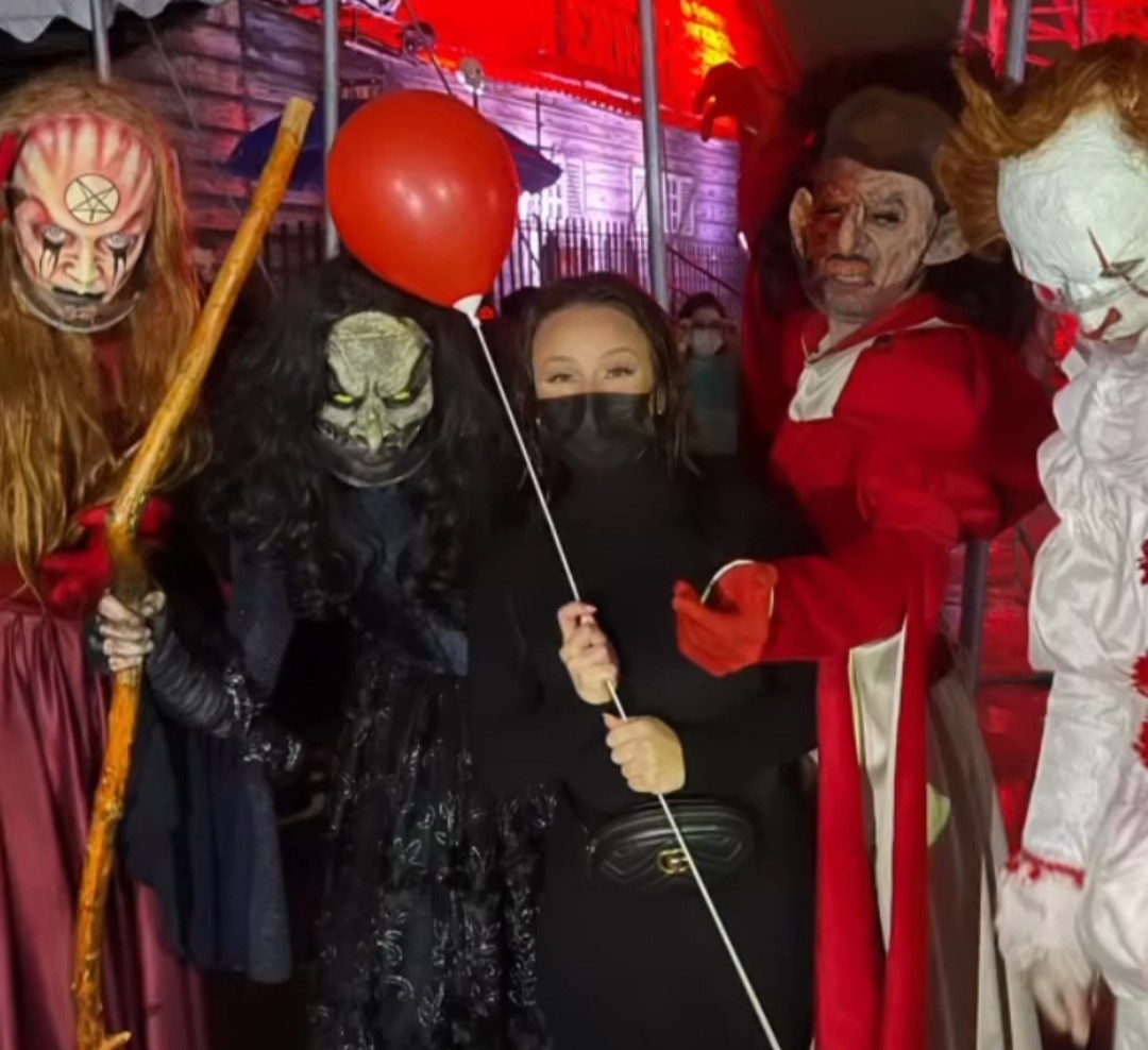 Larissa Manoela posa com personagens de terror em festa de Halloween (Foto: Reprodução / Instagram )
