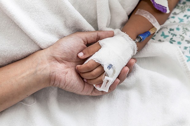 mother holding child's hand who have IV solution in the hospital (Foto: Getty Images/iStockphoto)