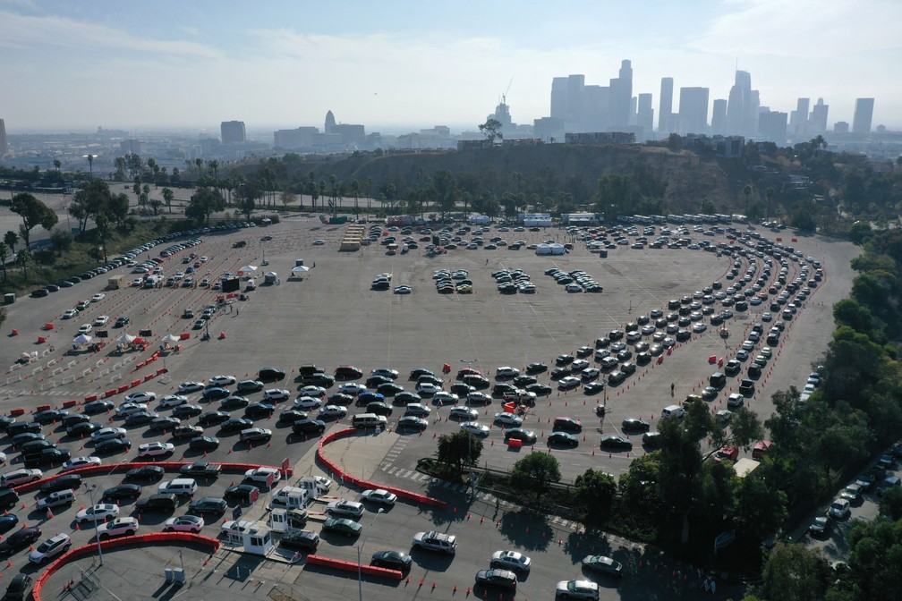Pessoas fazem fila em carros em local de testagem em Los Angeles, nos EUA, na segunda-feira (4) — Foto: Lucy Nicholson/Reuters