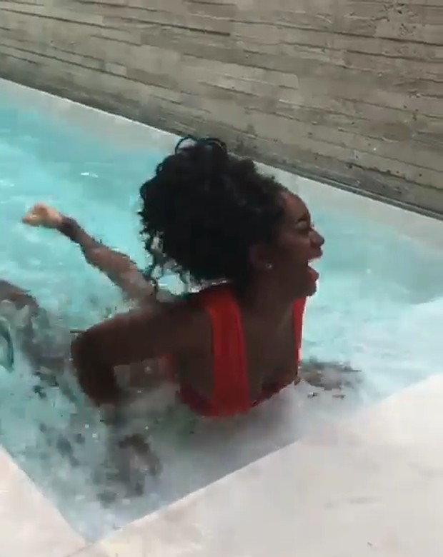 Iza se diverte em piscina (Foto: Reprodução/Instagram)
