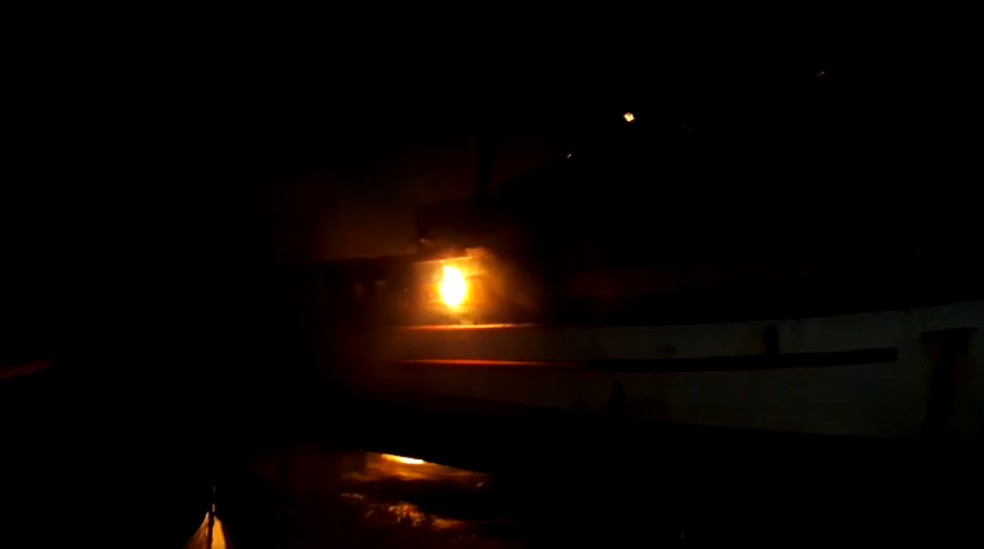 Incêndio atingiu barco durante a madrugada, no Passo da Pátria — Foto: Redes sociais