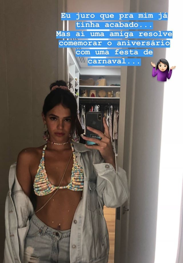 Bruna Marquezine veste top feito com balas (Foto: Reprodução/Instagram)