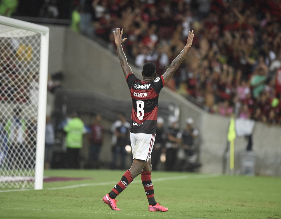 Gerson festeja após marcar em Flamengo x Independiente del Valle — Foto: André Durão/GloboEsporte.com