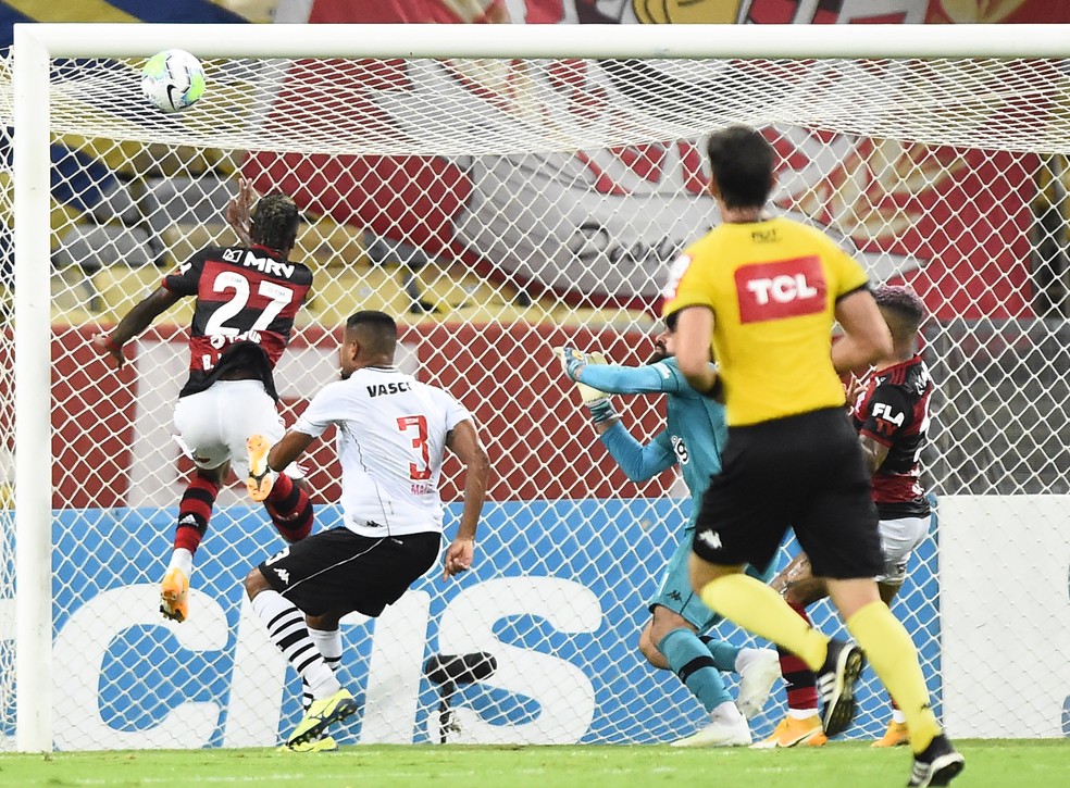 Lance do p&ecirc;nalti de L&eacute;o Matos em Bruno Henrique, Flamengo x Vasco - Brasileir&atilde;o &mdash; Foto: Andr&eacute; Dur&atilde;o / ge