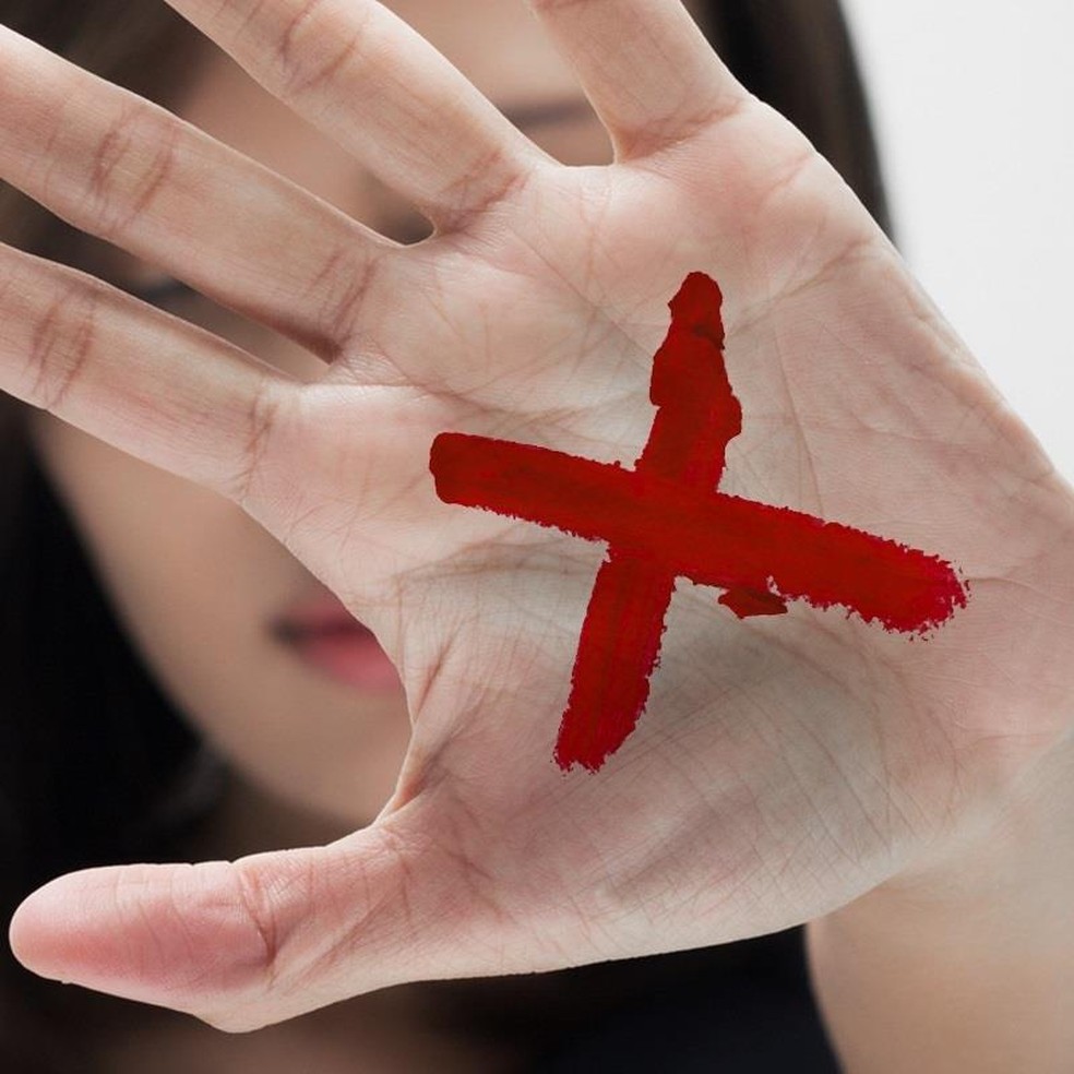 Campanha 'Sinal Vermelho' estimula mulheres a pedir socorro desenhando um 'X" na palma da mão — Foto: Reprodução