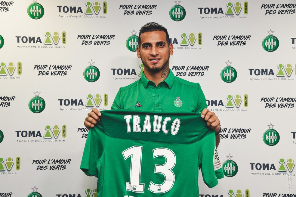 Trauco, lateral-esquerdo, é apresentado pelo Saint-Étienne — Foto: Divulgação