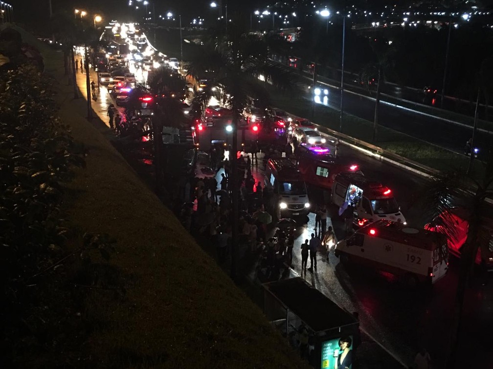 Ônibus tomba na região do Acesso Norte e deixa feridos em Salvador — Foto: Alan Oliveira/G1