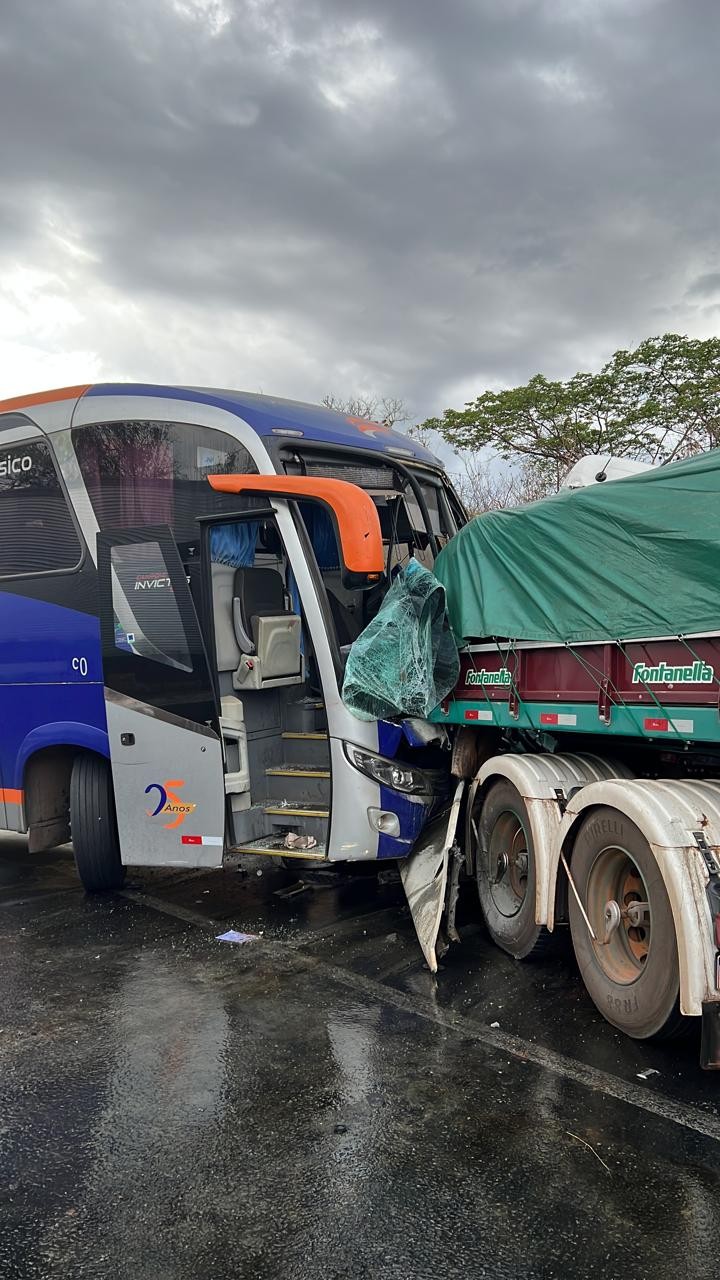 Acidente entre carreta e ônibus deixa feridos na BR-251, em Francisco Sá