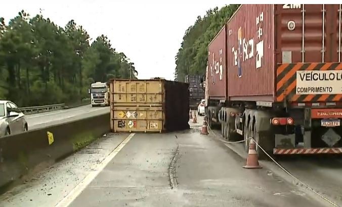 Caminhão com produto químico tomba e causa vazamento de óleo na BR-101, em Joinville