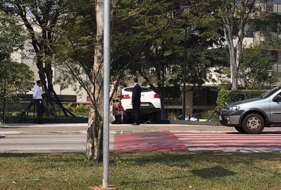 Motorista erra entrada e deixa o carro preso em escada de shopping em Sorocaba. Foto: Reprodução de Internet