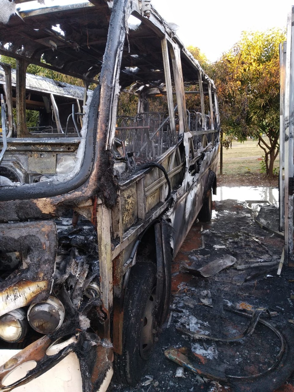 Perícia investiga incêndio  — Foto: Corpo de Bombeiros / Reprodução 