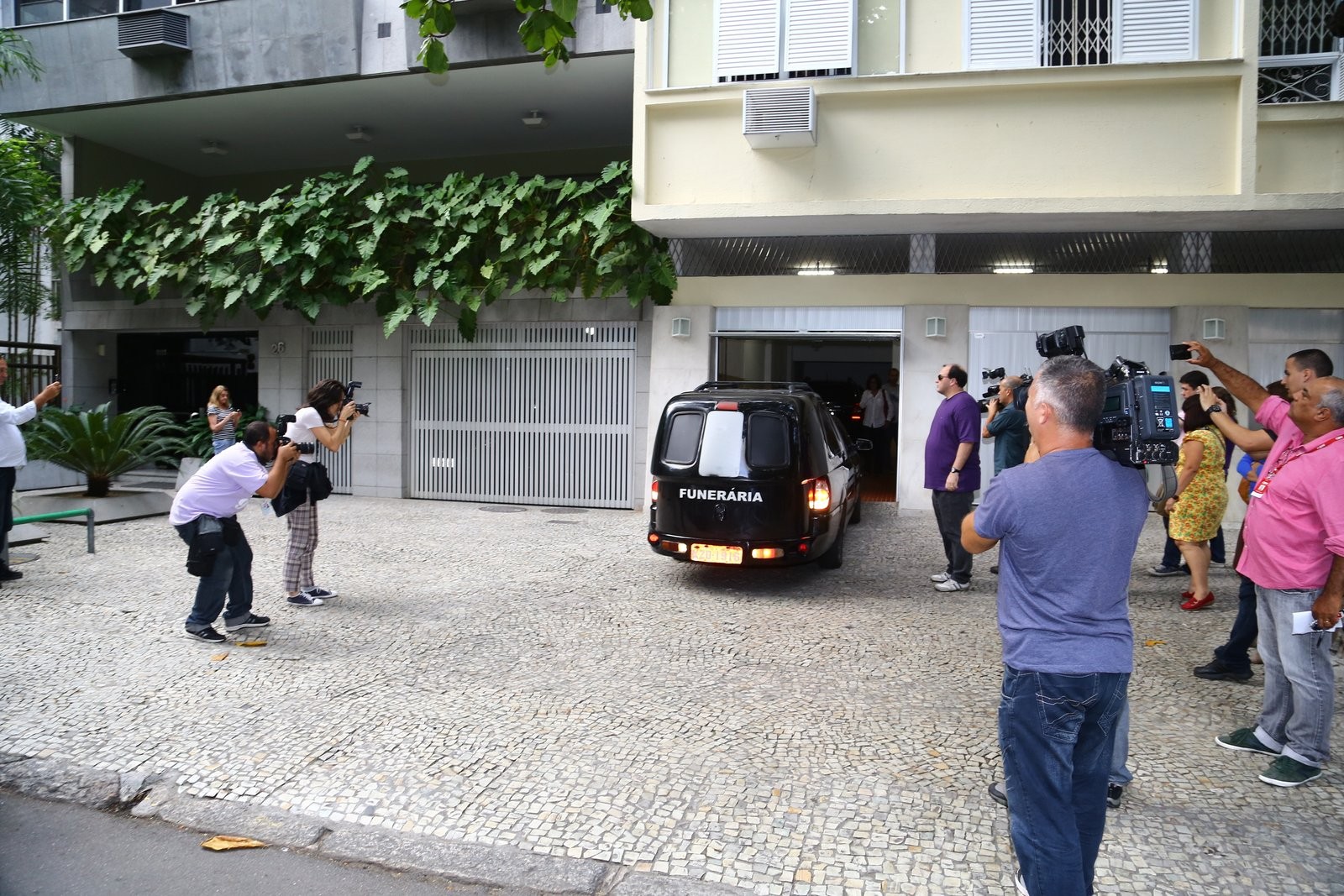 Corpo de José Wilker é retirado (Foto: JC Pereira e Marcello Sá Barreto/AgNews)