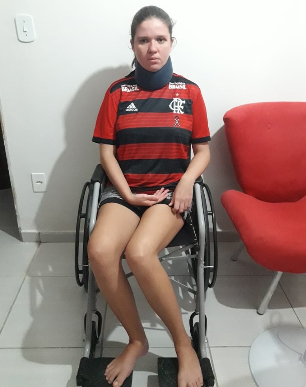 Karina, já com a camisa de Rodrigo Caio, busca descobrir doença há dois anos — Foto: Arquivo Pessoal