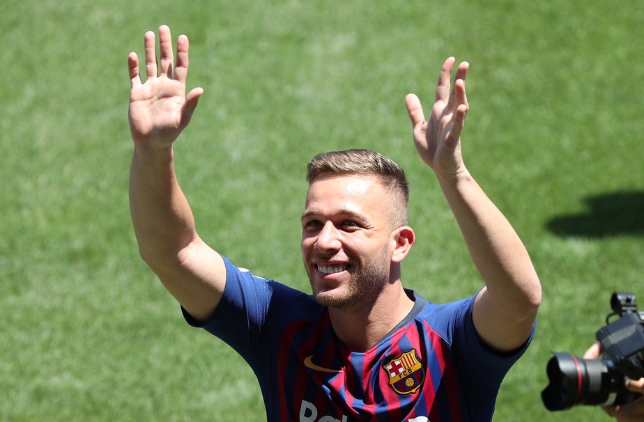 Arthur assina contrato e Ã© apresentado no Barcelona: 