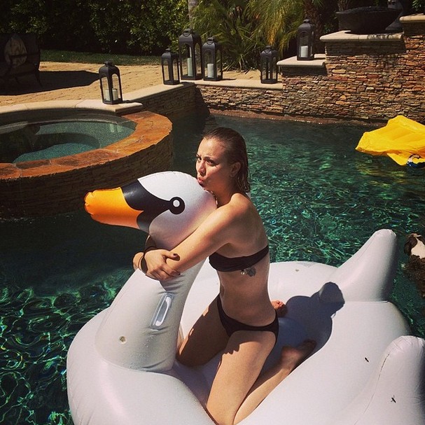 Kaley Cuoco abraça cisne em foto publicada por seu marido (Foto: Instagram)