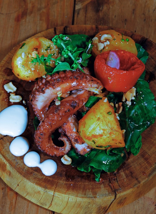 Polvo grelhado com rúcula, tomate confitado, batatas e maionese de páprica servido no Gênesis (Foto: Divulgação)