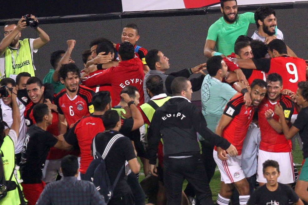 A festa dos jogadores após o gol salvador de Salah: Egito volta à Copa depois de 28 anos (Foto: AFP)