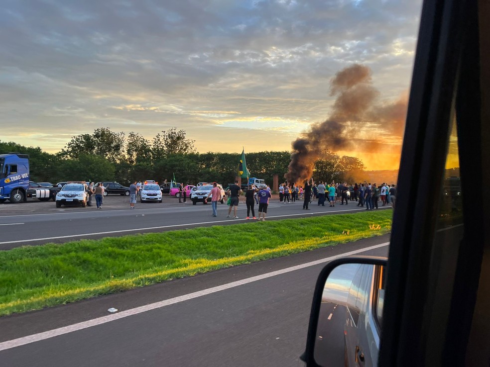 Manifestações também foram registradas na rodovia Comandante João Ribeiro de Barros em Pederneiras — Foto: Arquivo pessoal