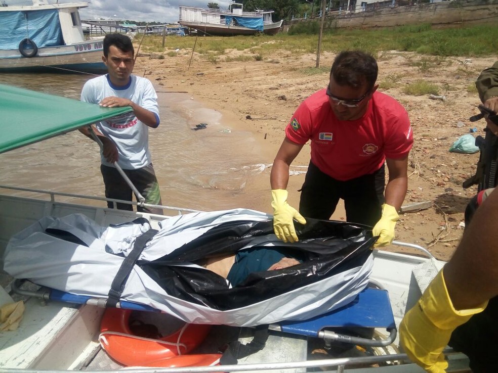 Bombeiros Civis fizeram a remoção do corpo no fim da manhã deste domingo  (Foto: Corpo de Bombeiros Civil de Oriximiná/Divulgação)